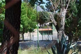 Vista del patio y la parte posterior del jardín del viejo colegio