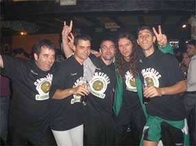 Pampit, a la izquierda, celebrando con parte del equipo el ascenso a Plata logrado en Burgos