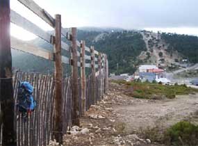 Imagen de las vallas que se han instalado en las pistas de la ladera norte de Guarramillas