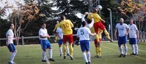 Imagen del cabezazo de Rodrigo que significó el 1-1 provisional en el derbi de diciembre entre el Torrelodones y el CUC Villalba 