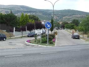 Entrada a la urbanización La Pizarra desde la M-600