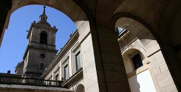 Uno de los patios interiores del Monasterio de El Escorial. El escritor Juan Ignacio Cuesta Millán publica un libro sobre las claves ocultas de la llamada octava maravilla del mundo.