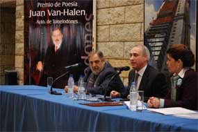 Juan Van Halen, Carlos Galbeño y Begoña Chinchilla, en la Casa de Cultura 