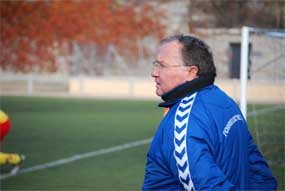 Pepe Díaz observa en la banda un partido del Torrelodones