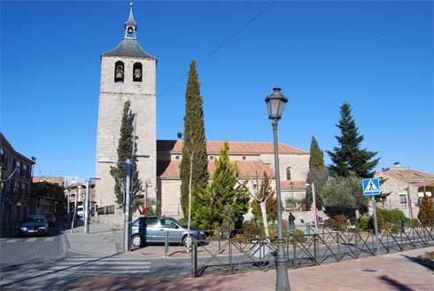 Vista de la torre de la iglesia de Nuestra Señora de la Ascensión desde la calle Guadarrama