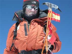 Carlos Soria, en una cima con las banderas de España, Madrid y Moralzarzal