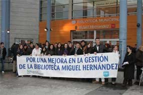 Unos 150 jóvenes se concentran para pedir mejoras en la biblioteca Miguel Hernández