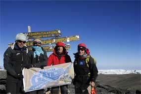 Carlos Soria (izda.), con sus compañeros en la cima del Kilimanjaro 