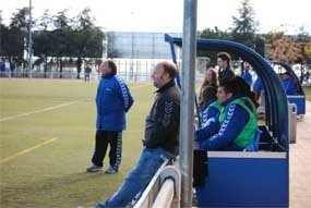 Pepe Díaz, de pie, delante del banquillo del Torrelodones