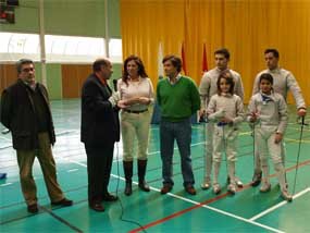 Exhibición de esgrima en el polideportivo