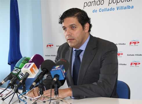 El presidente del PP de Villalba, Agustín Juárez, en la rueda de prensa de ayer