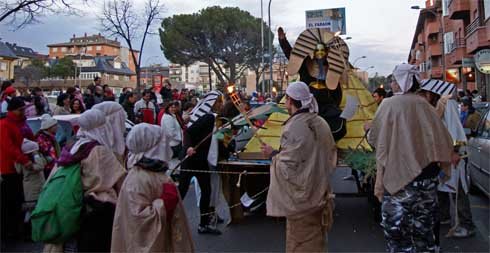 Colorido y frío en la celebración de las fiestas de Carnaval en las localidades de la Sierra