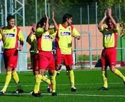 Los jugadores celebraron la permanencia saludando a la afición desde el centro del campo.