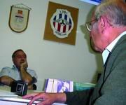 Rafa Carreras, uno de los fundadores, conversando con el presidente actual, Carlos Sanz  (Foto: J. F.)