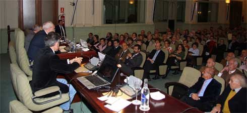 Soria, en primer plano de perfil, ante el auditorio del Salón El Príncipe del Casino de Madrid