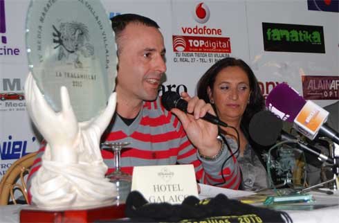 Javier Martín, a la izquierda en un momento de su exposición, junto a Josefa Cruz, la atleta homenajeada (Foto: E.P.)