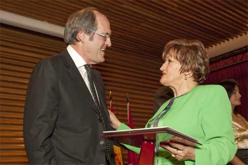 Gabilondo entregó placas conmemorativas a los docentes