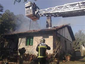 Una mujer sale ilesa en el incendio de su chalé en Los Molinos