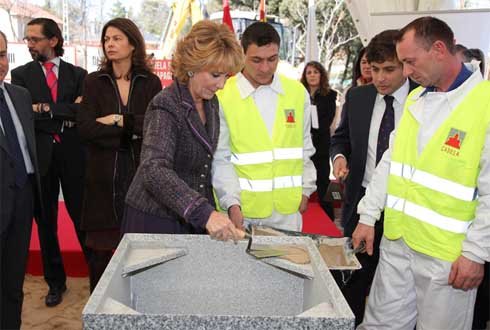 Esperanza Aguirre, con Daniel Pérez, en el momento de colocar la primera piedra / C. M.