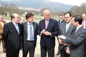 El consejero de Transportes (en el centro), con el director general de Carreteras y los alcaldes de El Escorial, Galapagar y San Lorenzo (Foto: E. P.)