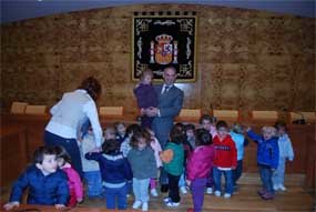 Los niños de la Escuela Infantil Las Ardillas visitan el Ayuntamiento de Torrelodones