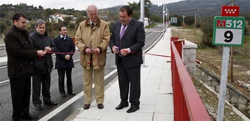 El consejero de Transportes inaugura en Robledo las obras de mejora en el puente de la Antigua