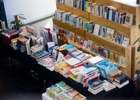 Un año más se celebra la campaña 'Un libro una sonrisa' a favor de Chile