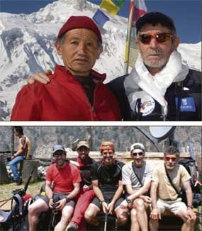 Arriba, Carlos Soria con el lama del monasterio de Sama Gaon. Zobre estas líneas, la expedición, en un momento de la ruta de aproximación