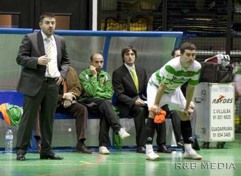 Chema Jiménez y Javier Orol, delante del banquillo del Camping