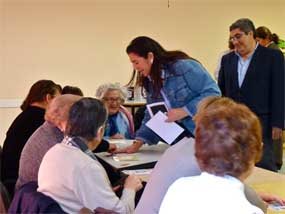 Los mayores de Galapagar aprenden a descifrar las etiquetas 