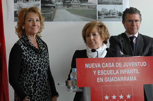 La presidenta y Granados, junto a la alcaldesa en la inauguraciín de los equipamientos