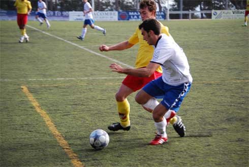 Javi Martín, encimado por un jugador del Villalba en la ida / ARCHIVO