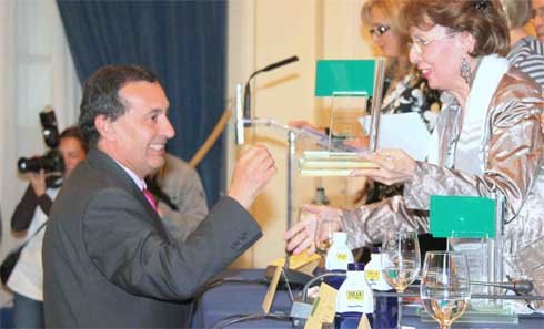 El concejal José Luis Cercas, recogiendo el premio ‘Bandera Verde’ 