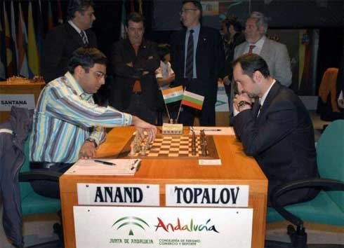 Anand y Topalov, en una imagen de un duelo en el Torneo de Linares