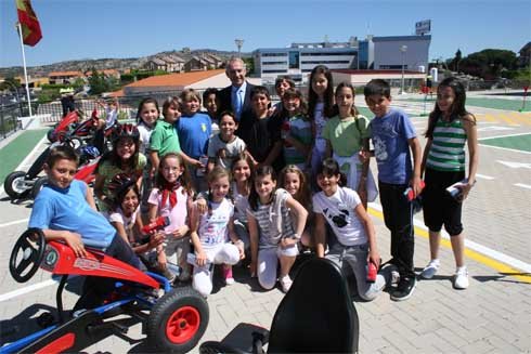 Los niños del colegio público El Encinar estrenan el nuevo circuito de seguridad vial de Torrelodones