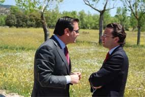 El alcalde, con el consejero de Sanidad de la Comunidad de Madrid  (Foto: E. P.)