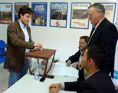 El ya presidente del PP galapagueño, Daniel Pérez, depositando su voto