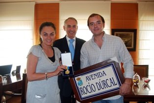 Carmen y Antonio Morales, con el alcalde de Torrelodones, Carlos Galbeño (Foto: Ayto. Torrelodones)