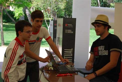 Los actores de ‘El Internado’ visitan la biblioteca al aire libre de la Nebrija