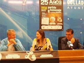 Wayne Brabender, con la presidenta del Basket Villalba, Cristina Toral, y el alcalde, durante la presentación del partido