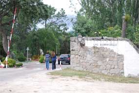 Entrada a la urbanización Los Berrocales, en Alpedrete 