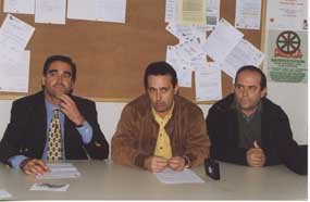 Delgado, a la derecha, junto a Cercas y José Pablo González