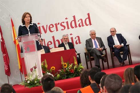 La presidenta de UNICEF España ejerce como madrina en el acto de graduación de la promoción 2010 de la Universidad Nebrija