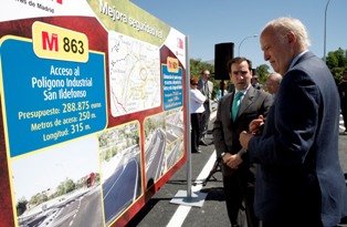 El consejero de Transportes, José Ignacio Echeverría, con el director general de Carreteras, Borja Carabante (Foto: C. M.)