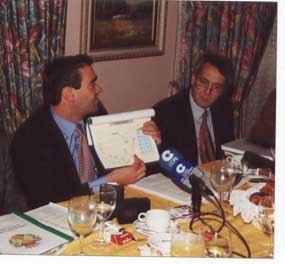 Enrique Benedicto junto al alcalde, en una rueda de prensa