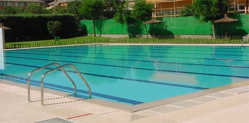 La piscina municipal sufre una pérdida diaria de 30.000 litros de agua 