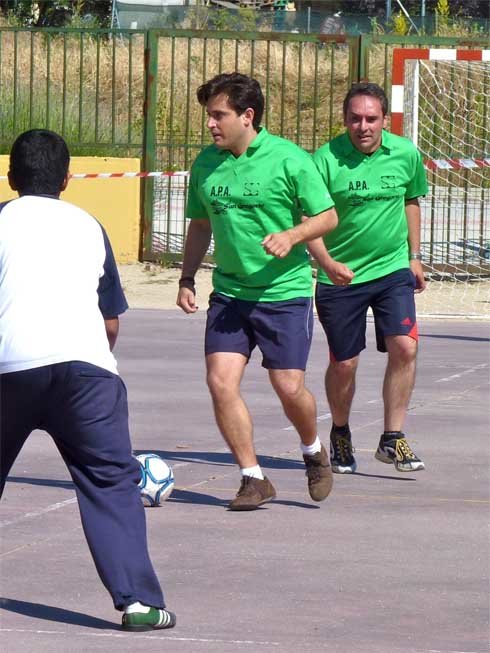 El alcalde de Galapagar participa en el partido de fin de curso en el colegio San Gregorio 