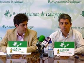 En alcalde, Daniel Pérez, y el concejal de Hacienda, Fernando Arias, en rueda de prensa 