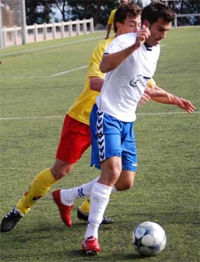 Javi Martín protege el balón ante la presión de un jugador del CUC Villalba