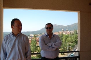 José Luis Fernández Quejo y Gonzalo Cuesta, en la terraza de una de las casas (Foto: Ayto. San Lorenzo)